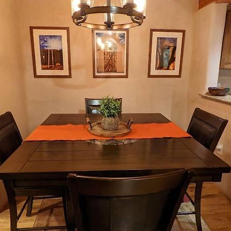 Magical Santa Fe Stay, Minutes From Town Square, Sleeps 4, Includes Free Parking And Outdoor Hot Tub! 外观 照片