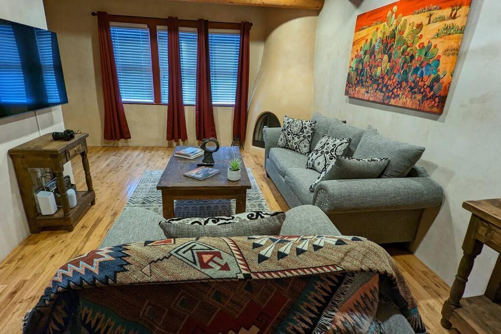 Magical Santa Fe Stay, Minutes From Town Square, Sleeps 4, Includes Free Parking And Outdoor Hot Tub! 外观 照片