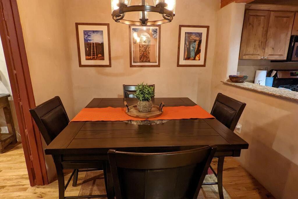 Magical Santa Fe Stay, Minutes From Town Square, Sleeps 4, Includes Free Parking And Outdoor Hot Tub! 外观 照片