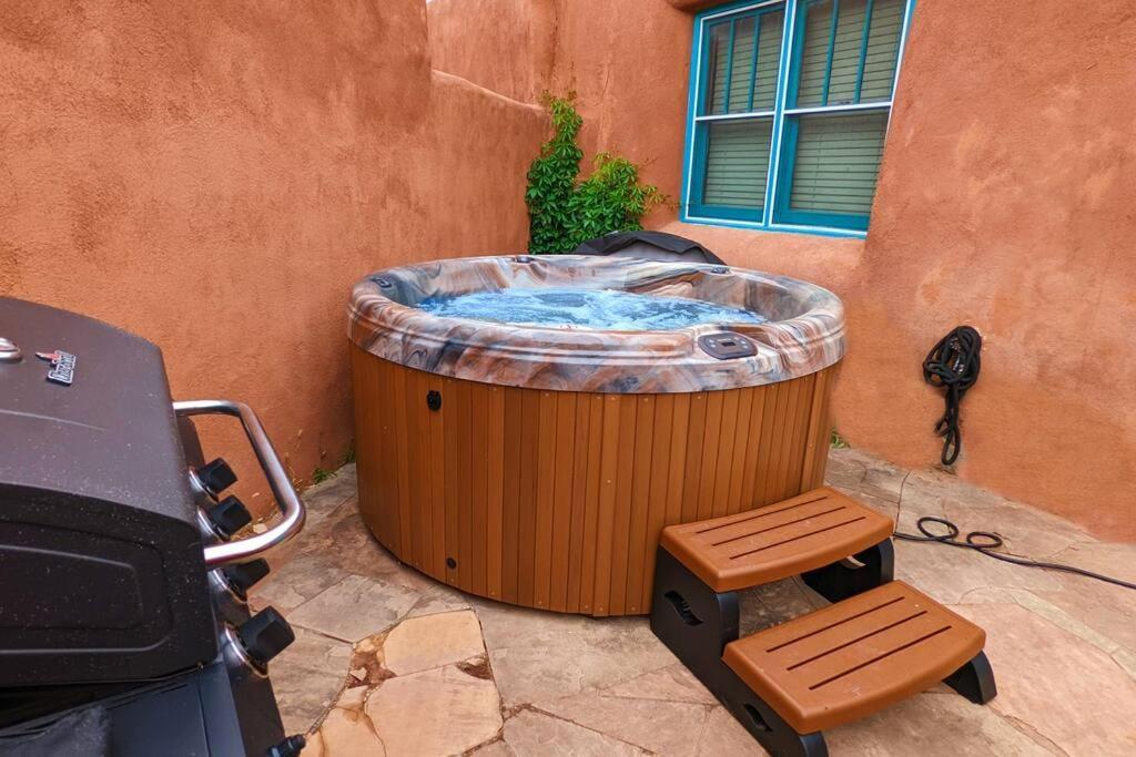 Magical Santa Fe Stay, Minutes From Town Square, Sleeps 4, Includes Free Parking And Outdoor Hot Tub! 外观 照片