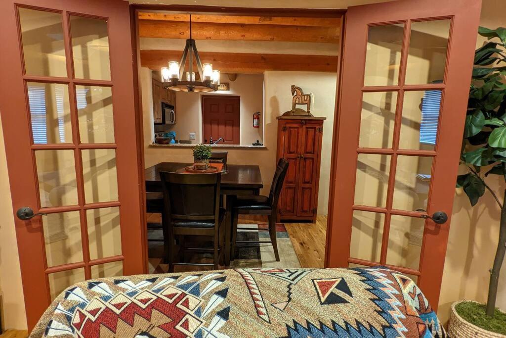 Magical Santa Fe Stay, Minutes From Town Square, Sleeps 4, Includes Free Parking And Outdoor Hot Tub! 外观 照片
