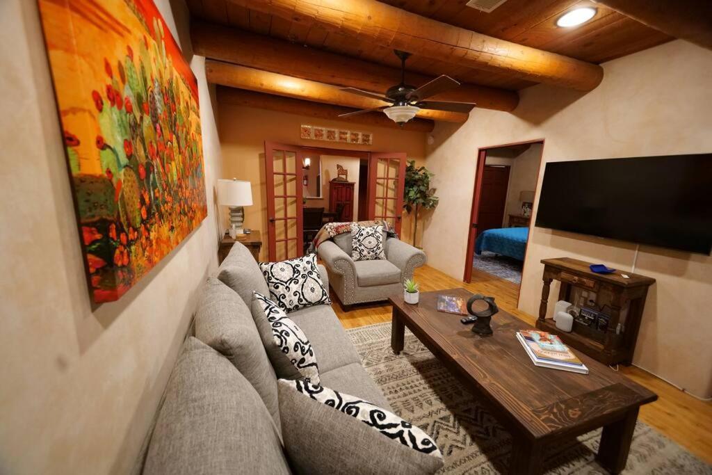 Magical Santa Fe Stay, Minutes From Town Square, Sleeps 4, Includes Free Parking And Outdoor Hot Tub! 外观 照片