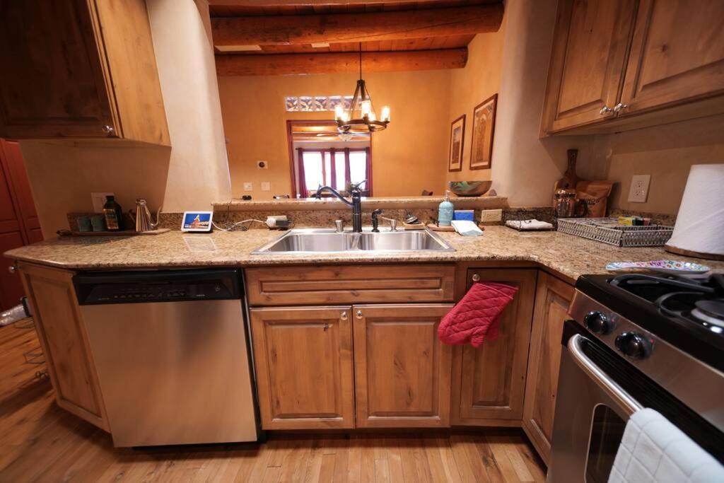 Magical Santa Fe Stay, Minutes From Town Square, Sleeps 4, Includes Free Parking And Outdoor Hot Tub! 外观 照片