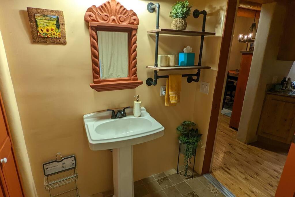 Magical Santa Fe Stay, Minutes From Town Square, Sleeps 4, Includes Free Parking And Outdoor Hot Tub! 外观 照片