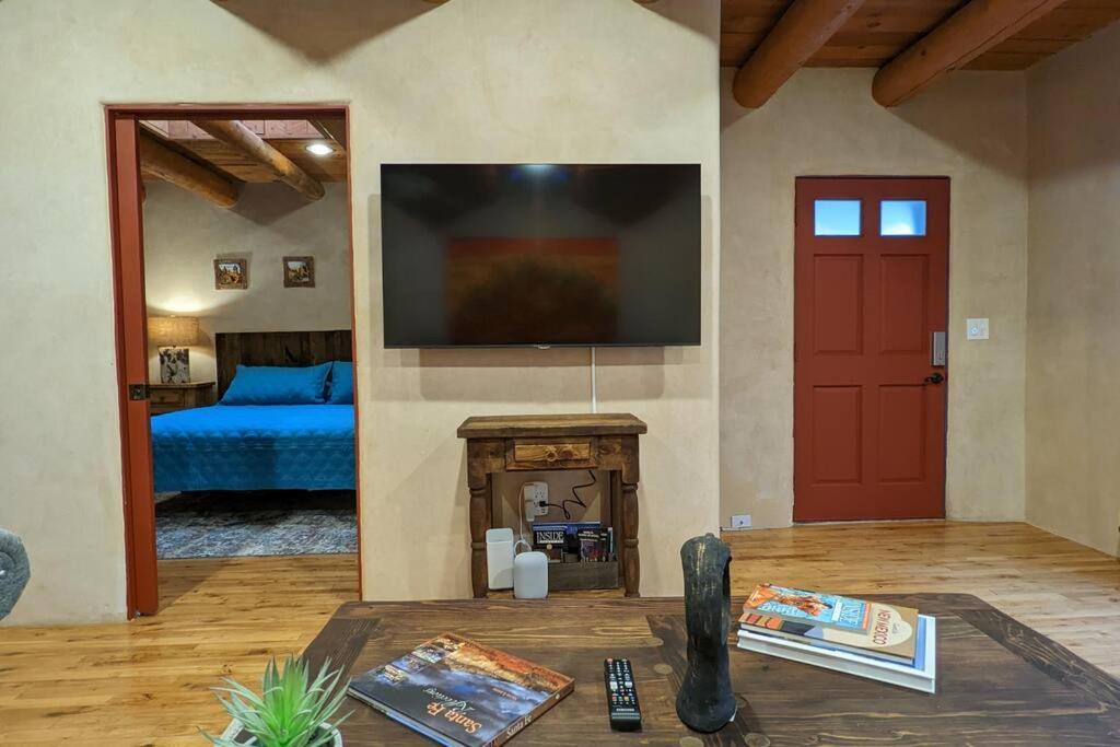 Magical Santa Fe Stay, Minutes From Town Square, Sleeps 4, Includes Free Parking And Outdoor Hot Tub! 外观 照片