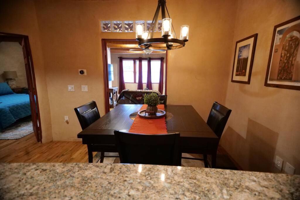 Magical Santa Fe Stay, Minutes From Town Square, Sleeps 4, Includes Free Parking And Outdoor Hot Tub! 外观 照片