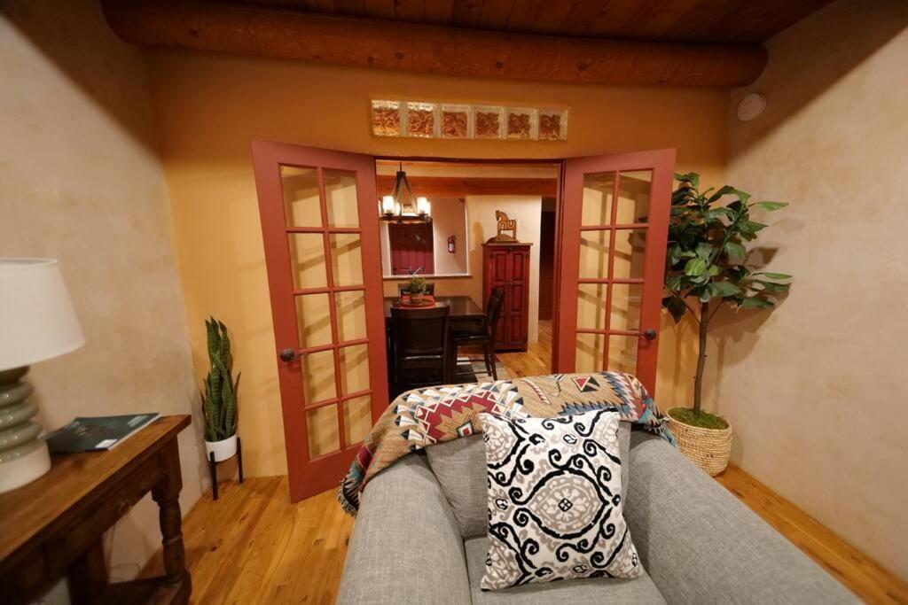 Magical Santa Fe Stay, Minutes From Town Square, Sleeps 4, Includes Free Parking And Outdoor Hot Tub! 外观 照片