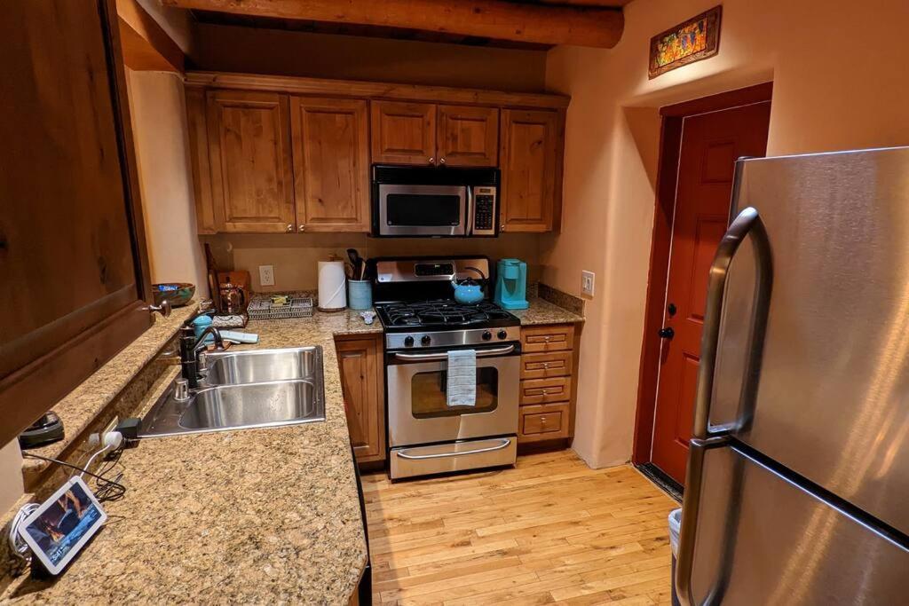 Magical Santa Fe Stay, Minutes From Town Square, Sleeps 4, Includes Free Parking And Outdoor Hot Tub! 外观 照片