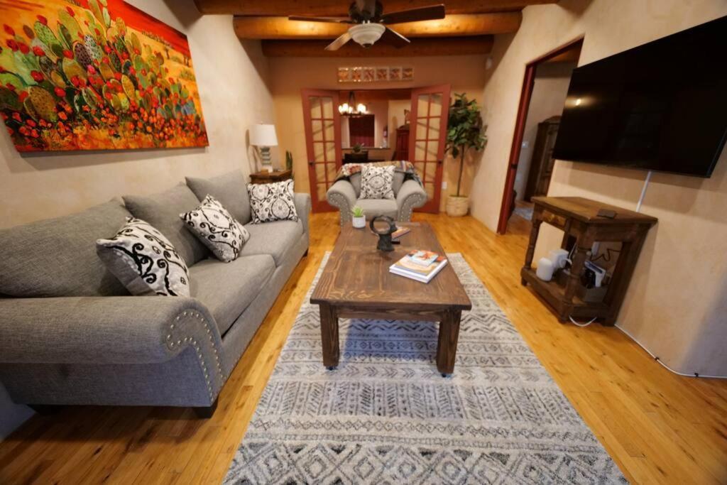 Magical Santa Fe Stay, Minutes From Town Square, Sleeps 4, Includes Free Parking And Outdoor Hot Tub! 外观 照片