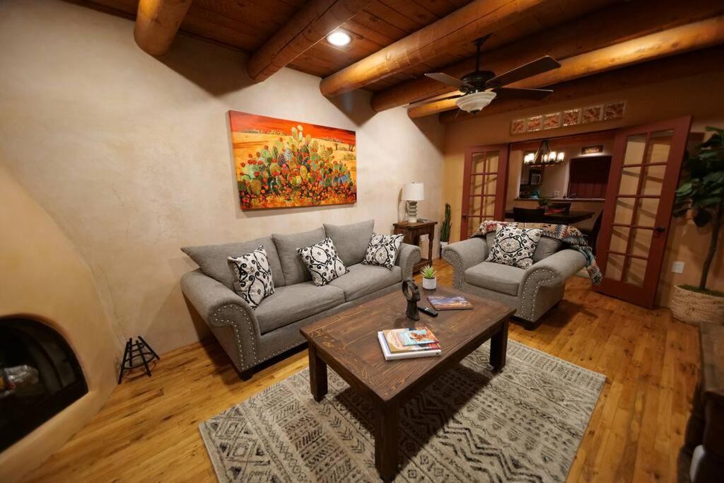 Magical Santa Fe Stay, Minutes From Town Square, Sleeps 4, Includes Free Parking And Outdoor Hot Tub! 外观 照片